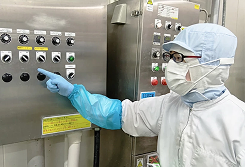 生産工場の機械を操作するスタッフ