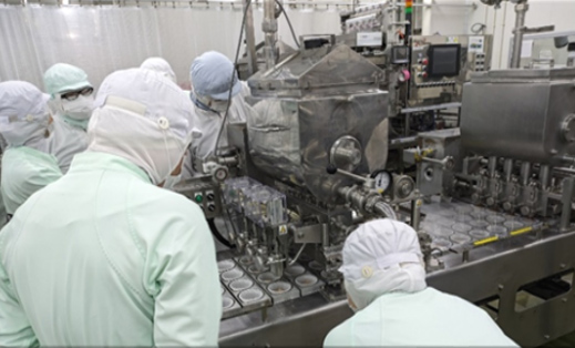 工場での製造風景